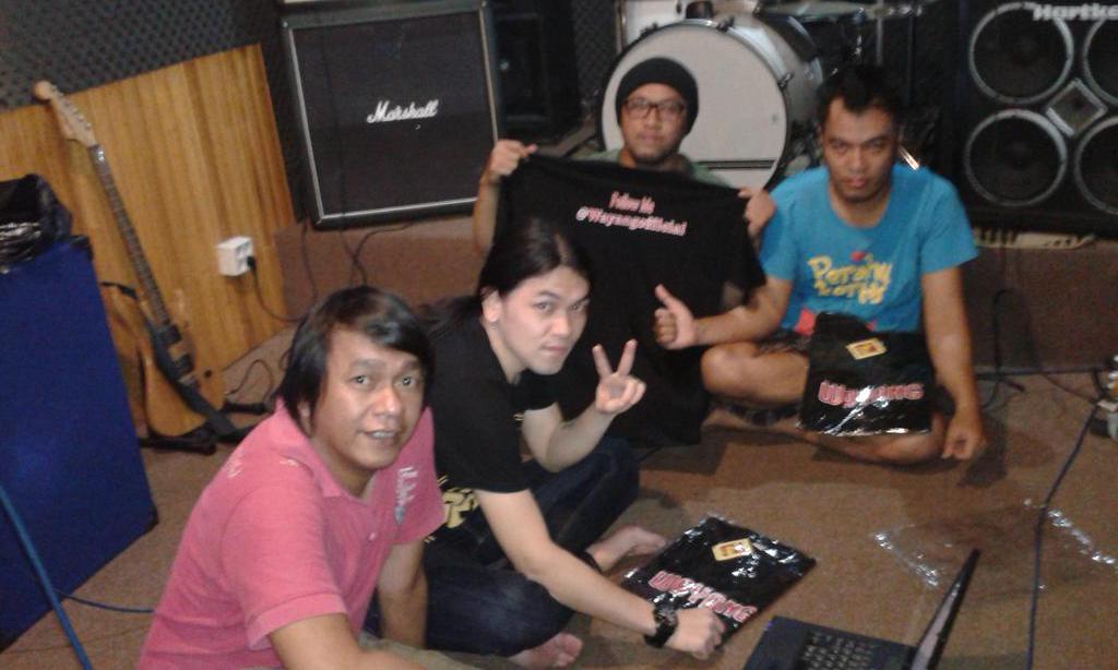 wayangofficial's tweet photo. penampakan interview @wayangofficial brg @SFGudangMusik #sapaseru http://t.co/6ynl6EPVG1