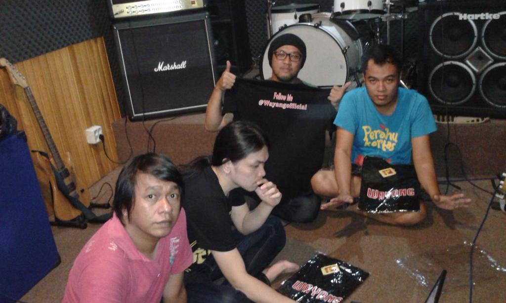 wayangofficial's tweet photo. penampakan interview @wayangofficial brg @SFGudangMusik #sapaseru http://t.co/6ynl6EPVG1