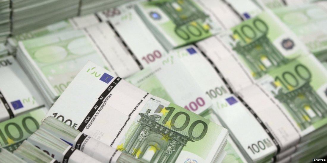 BBCWorld's tweet image. Jean-Claude Juncker reveals €300bn investment plan to kick-start EU economy bbc.in/1yVL85x