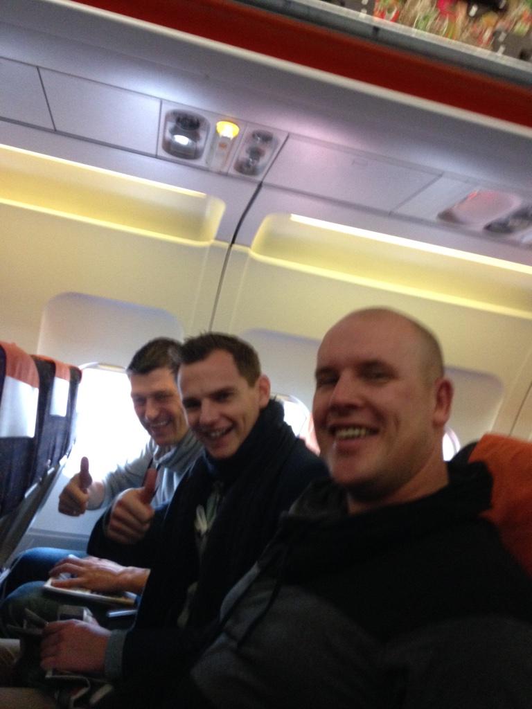 AlexKooij's tweet photo. Ze hebben er zin in @Elsokkio @Leo_Westenbrink @HA_Timmer #arsenalBVb http://t.co/8LGdHe4S9G