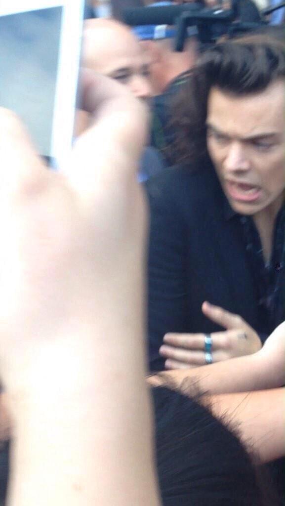 Madisoooonb's tweet photo. “@LarryUpdatesFR: Harry sur le tapis rouge des ARIAs ( une fan la pincé ) 26-11 http://t.co/xIYFXuo4Uf”LE PAUVRE MAIS MDRRRRRR DSL
