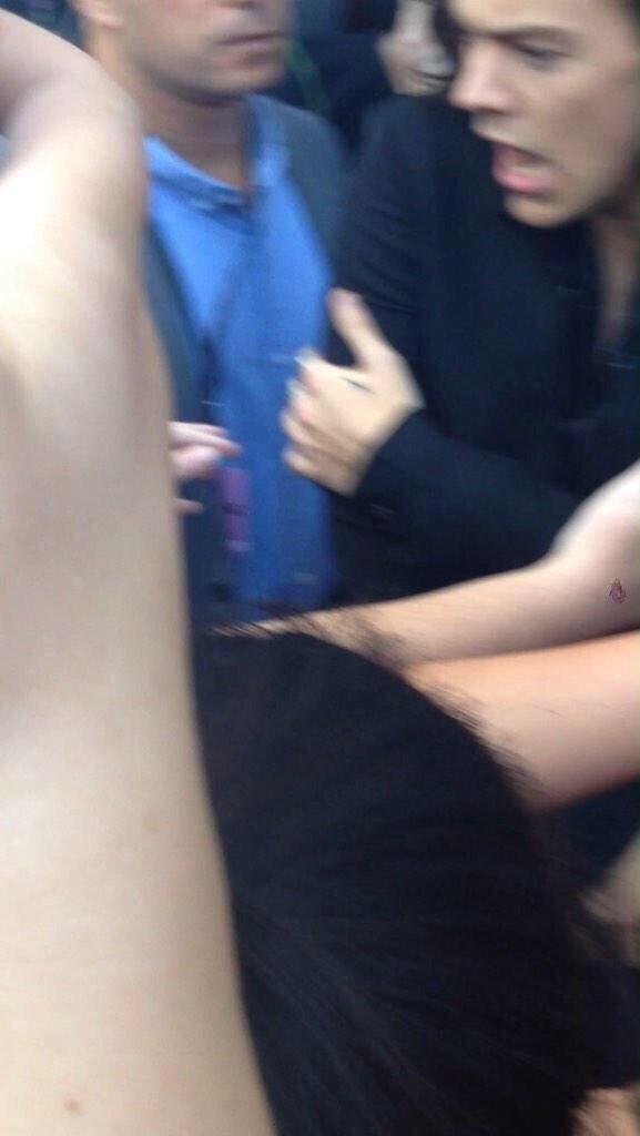 Madisoooonb's tweet photo. “@LarryUpdatesFR: Harry sur le tapis rouge des ARIAs ( une fan la pincé ) 26-11 http://t.co/xIYFXuo4Uf”LE PAUVRE MAIS MDRRRRRR DSL