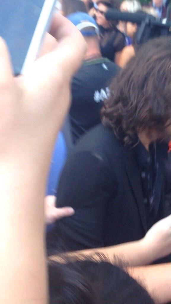 Madisoooonb's tweet photo. “@LarryUpdatesFR: Harry sur le tapis rouge des ARIAs ( une fan la pincé ) 26-11 http://t.co/xIYFXuo4Uf”LE PAUVRE MAIS MDRRRRRR DSL