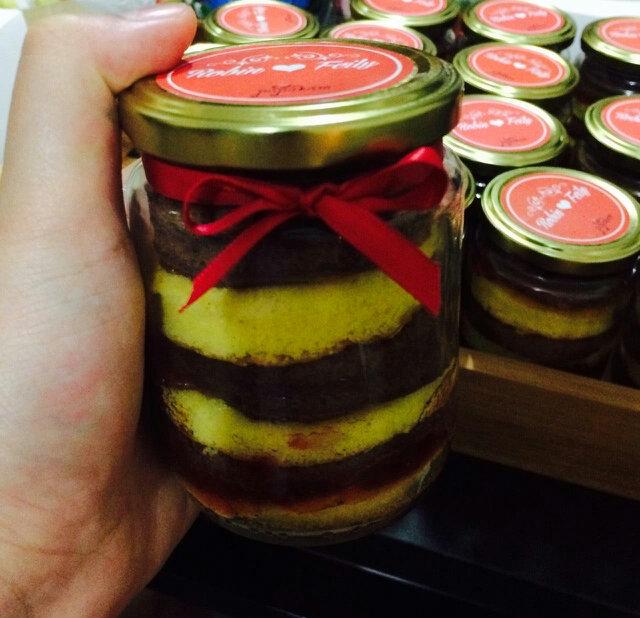marcellaph8's tweet photo. Special order for wedding souvenir #Jarcake #cakejar #cakeinjar #lapissurabaya #lapismalang #cakejarbandung http://t.co/cy70hqjDEp