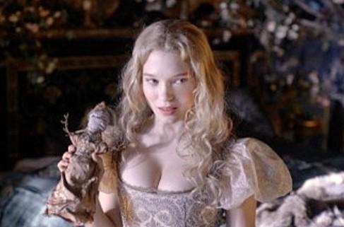 영화 <미녀와 야수>영화속 벨은 공주같은 드레스를 입고 있지만,사냥꾼보다 더 용감하고 보석보다 장미를 사랑하고 연인에게 의리를 지키는 멋진...