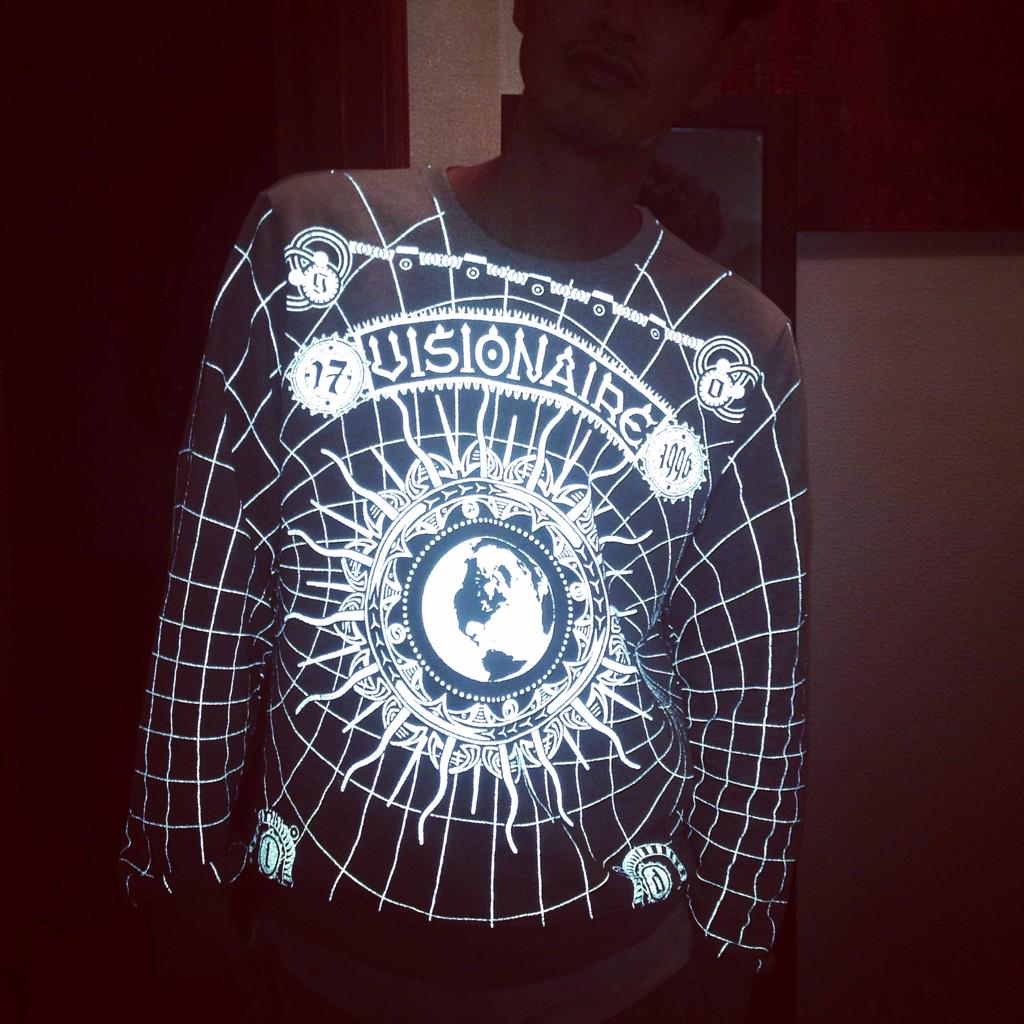 TOKYODANDY's tweet photo. Is my Sweater reflective? Joe in the #VISIONAIRE x #GAP limited collection #GREGFOLEY print @Gap_JP http://t.co/dIFDrBFXzc