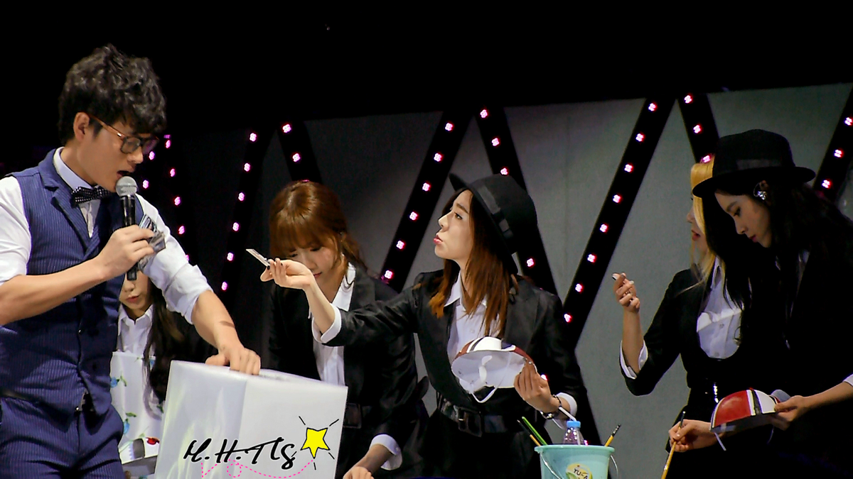 MHTLS's tweet photo. [M.H.TLS]141122 SNSD FM in CHONGQING 12P
抽箱子也要賣萌是怎樣XD
http://t.co/rbEFXfQsgj http://t.co/mMmAcBzulg