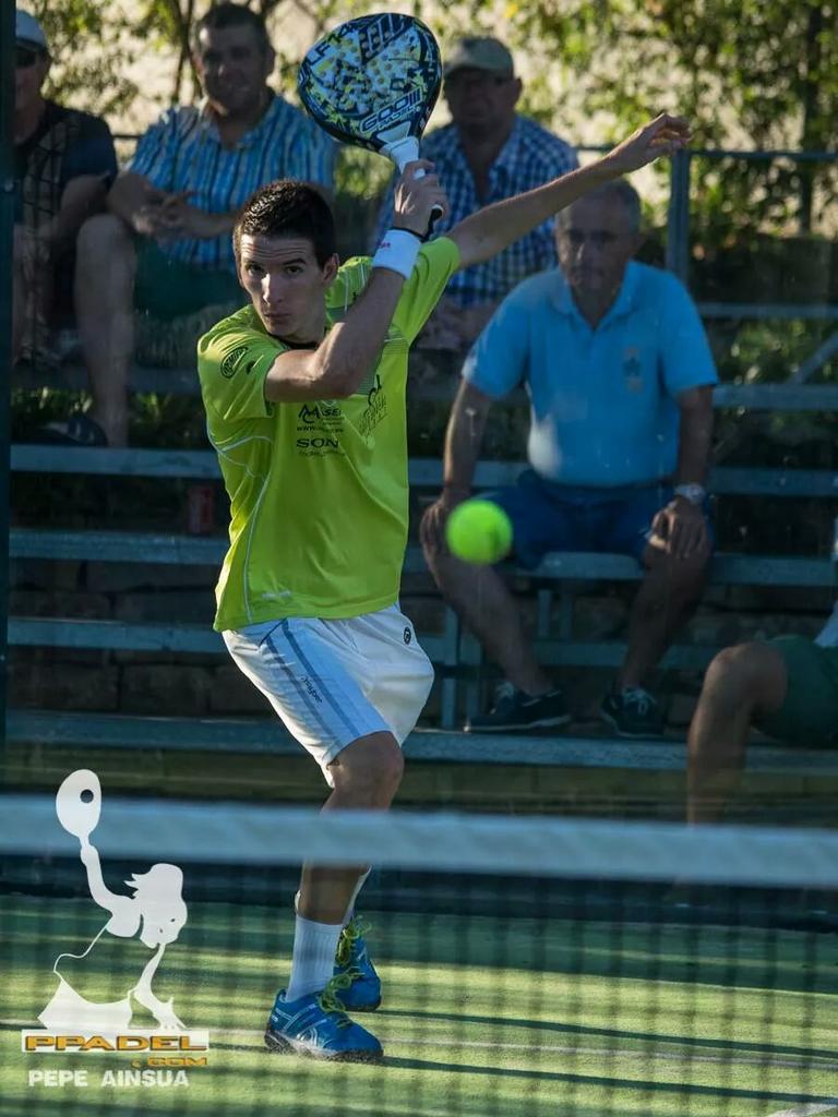 PadelGooSL's tweet photo. Lauty del Negro.
Jugador en World Padel Tour Málaga. http://t.co/MWMv2pEvBx