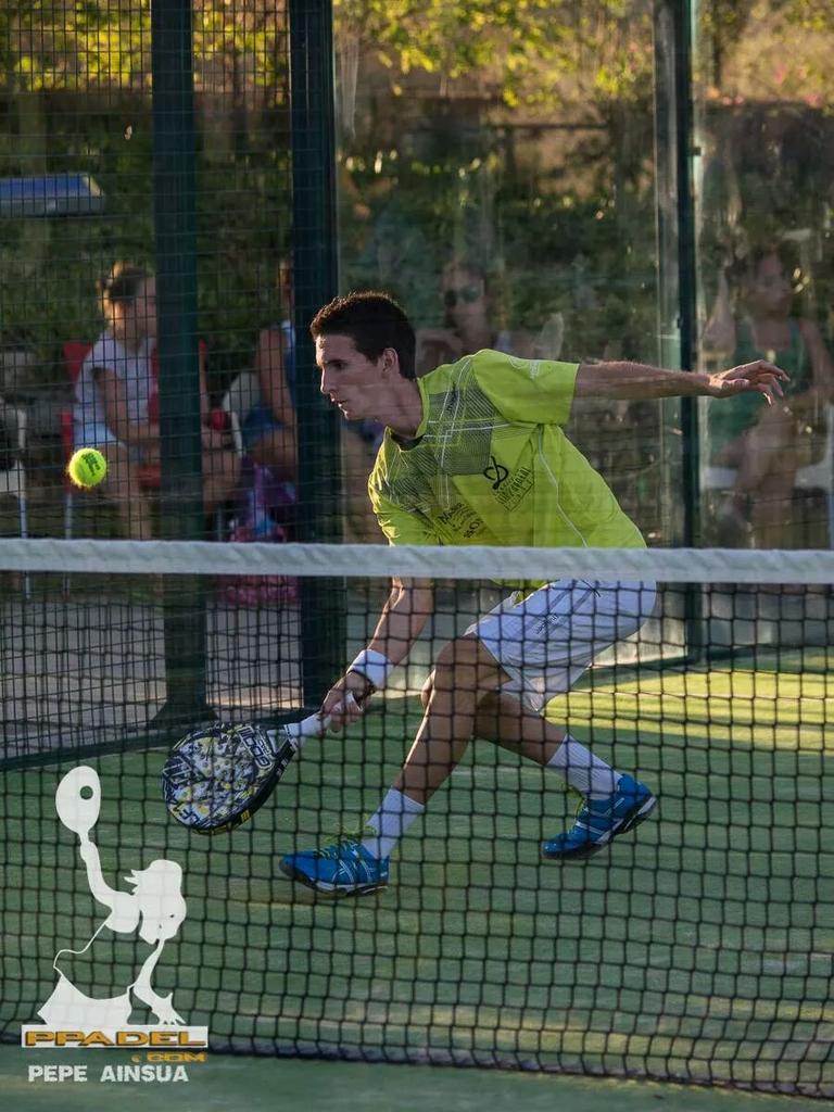 PadelGooSL's tweet photo. Lauty del Negro.
Jugador en World Padel Tour Málaga. http://t.co/MWMv2pEvBx