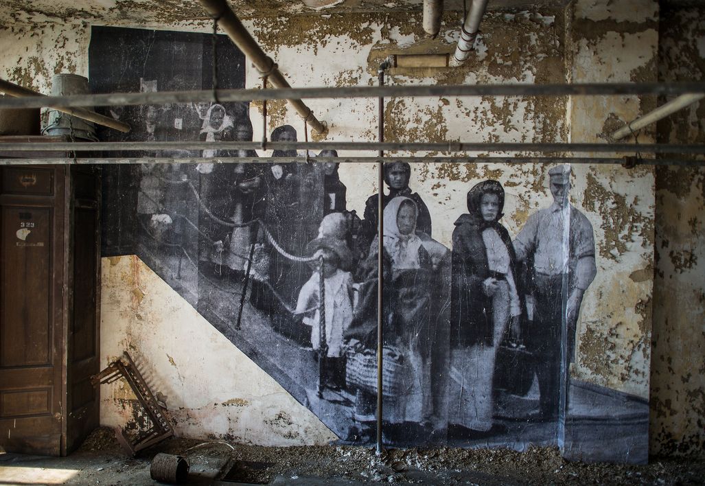 Karine_Rubiella's tweet photo. "Ellis Island, past and present" http://t.co/k7Cwsb7b59 ,vía @washingtonpost @JRart #UnframedProject http://t.co/asqkX8DWVl