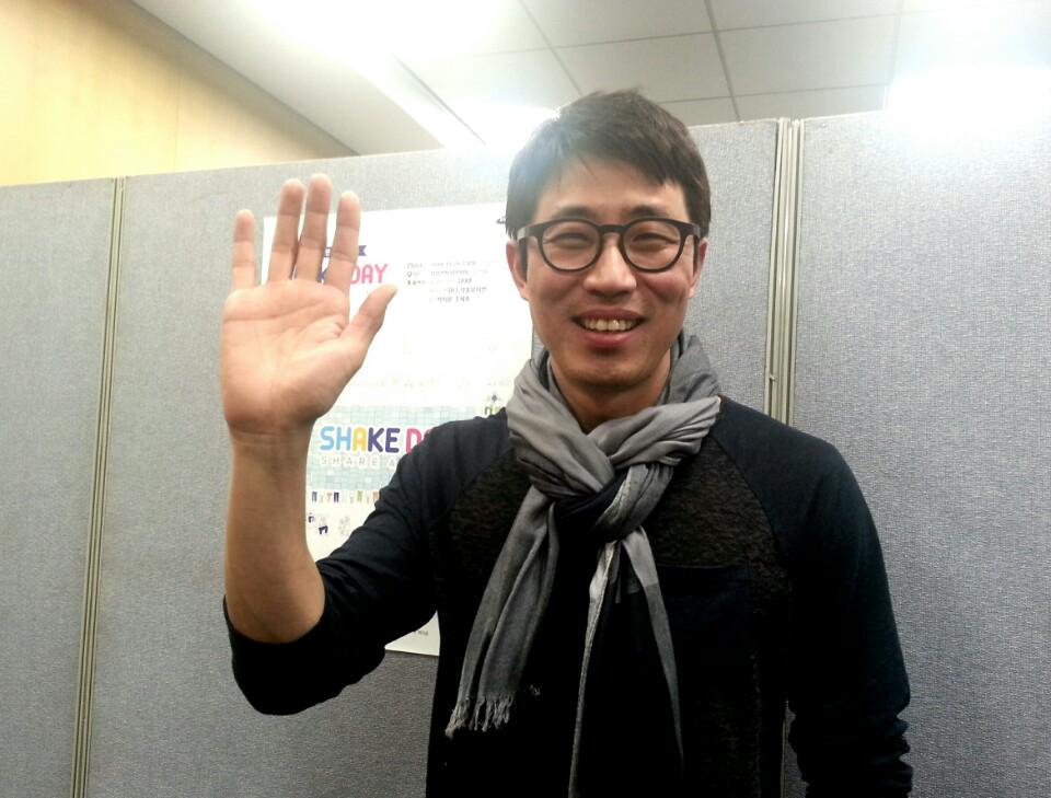 SHAKE DAY에서 삼성 소셜 팬들에게 톡톡 튀는 감성을 전해준 팝 칼럼니스트 김태훈 씨! 오늘도 사람들에게 유쾌함을 전염시킨 그를 대기실에서 만나보았습니다. 트친님들께 전하는 인사, 받아 주실 거죠?^^