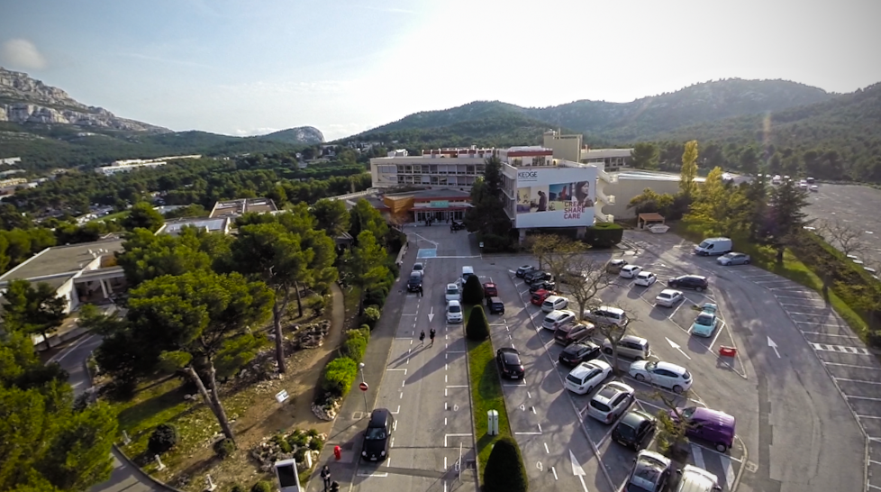 PatmuDupuy's tweet photo. Première image du campus de @kedgebsMRS vu du ciel #drone #kedge @KEDGEBSAlumni pour #networks2014 http://t.co/UGVaA4F14N"@murieldupuy