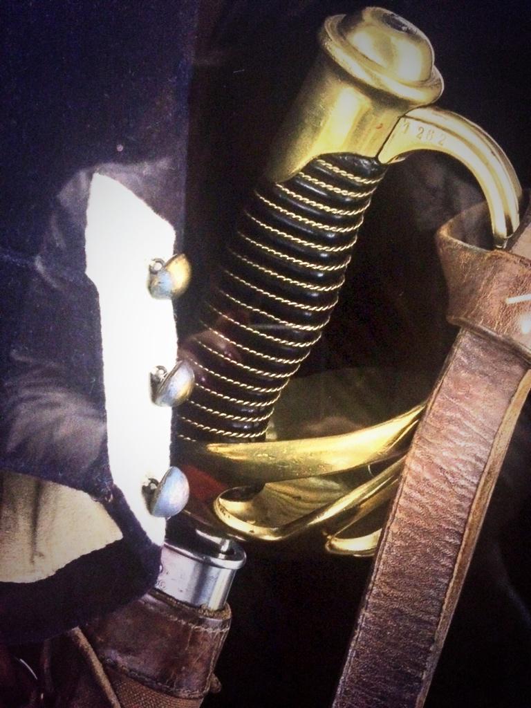 AuroreGallarino's tweet photo. Détails des uniformes de la Grande Guerre par @antoineschneck à l'#Arcdetriomphe ! Cc @Mission1418 #commemo14 http://t.co/1FUC0dl17z