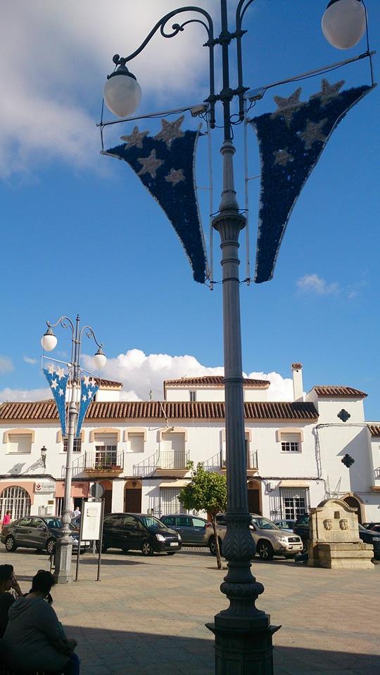 Comienza la instalación del #alumbradodeNavidad en La Villa con bombillas de tipo #LED. 
Más información: