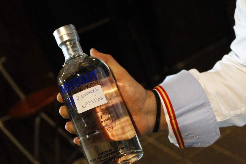 nosabesnadacom's tweet photo. "Botellón indoor", la curiosa moda del botellón en los bares - http://t.co/scI0q6OZ7F #Alcohol #Bar http://t.co/YxebEduDHY