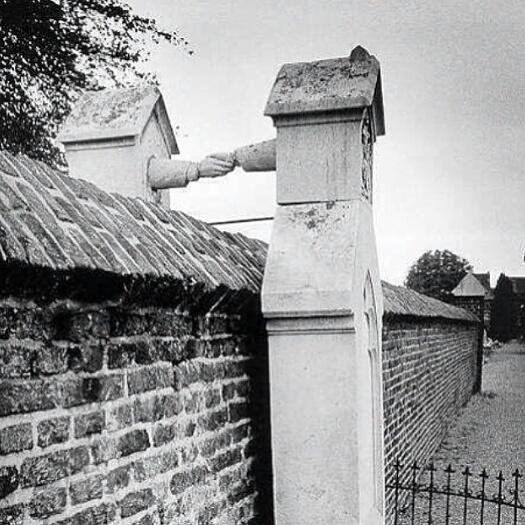 KiedysTakBylo's tweet image. Groby katoliczki i jej męża protestanta, kórzy nie mogli zostać razem pochowani na jednym cmentarzu.
#KiedyśTakByło