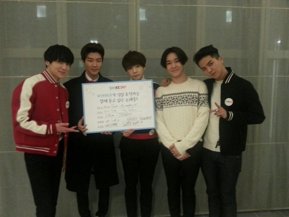 어머, 이건 꼭 들어야 해! SHAKE DAY 스타들의 플레이 리스트 두 번째! 이번에는 WINNER가 트친님들과 함께 듣고 싶은 노래를 공개했습니다. WINNER 멤버들이 꼽은 노래들은?