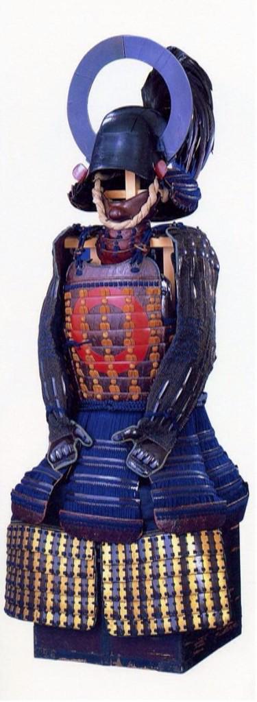 鎧甲冑製作所 佐藤 立花宗茂 鉄皺革包月輪文最上胴具足 てつしぼかわづつみがちりんもんもがみどうぐそく 御花資料館 兜の大輪貫 わぬき と鳥毛の立物は宗茂のトレードマーク 胴は前後に月輪を描き 大きく重く彼の体格のよさがわかる この時代特有で袖は 鎧甲冑製作所 佐藤 立花宗茂 鉄皺革包月輪文最上胴具足 てつしぼかわづつみがちりんもんもがみどうぐそく 御花資料館 兜の大輪貫 わぬき と鳥毛の立物は宗茂のトレードマーク 胴は前後に月輪を描き 大きく重く彼の体格のよさがわかる この時代特有で袖は