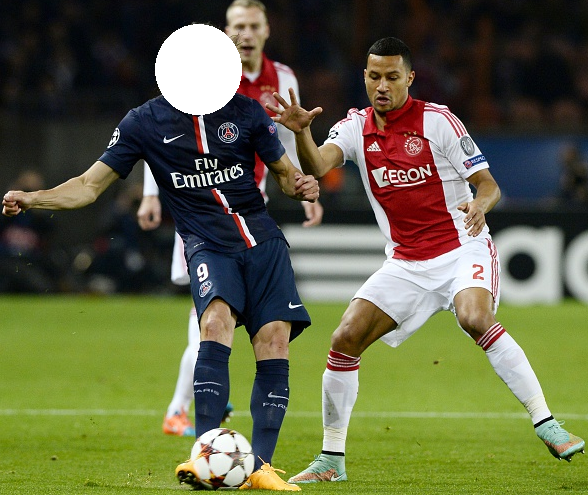 “<a href="/voetbalzonenl/">Voetbalzone</a>: VZ-fotoquiz - Met wie gaat Ricardo van Rhijn hier het duel aan? #succes ”cavani