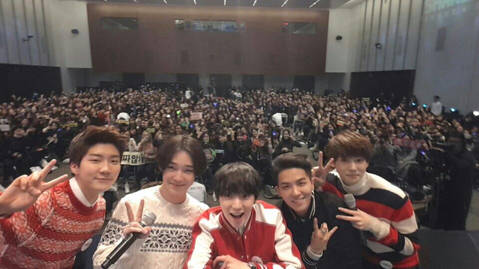 WINNER가 직접 찍은 SHAKE DAY 무대 셀카! 이 남자들, 매력 있다? 다섯 남자의 매력을 RT로 널리 퍼트려주세요~ 추첨을 통해 5분께 사인 CD를 드립니다!