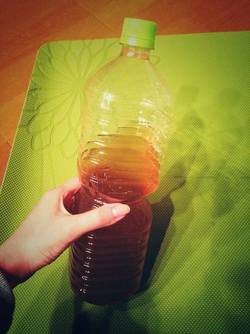 ファスティング中の1日分の食事。 2ℓくらいのお水に酵素ドリンクを混ぜて、1日かけて飲む。 今のところ、空腹も我慢出来る程度だし、ヨガのレッスン後でも特にフラつきもなく順長♡ 2日目や3日目がキツイらしい&hellip; がんばるぞ！！