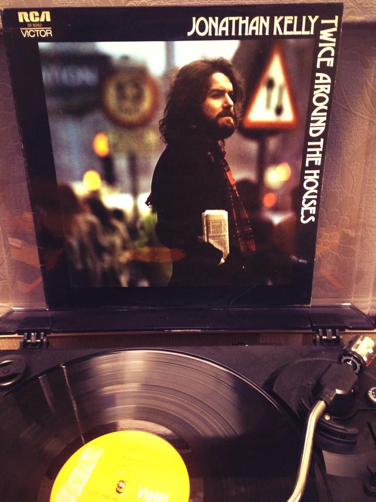 RobertCentury's tweet photo. #nowplaying this undiscovered little beauty. An interesting link to legendary rock band Queen too. #HumpyBong http://t.co/1p6jYoheRi