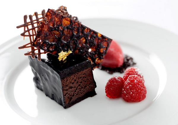 HandCNews's tweet image. Chocolate Mousse Cake with Raspberries by William Drabble hospitalityandcateringnews.com/2013/08/chefs-… @SevenParkPlace @StJamesHotel