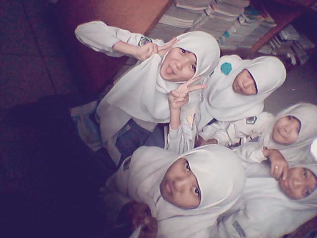 NandaNdaa48's tweet photo. Diperpus buat belajar yaa kan ?? Ini malah narsis*n :3 http://t.co/NlUuy2kDMP