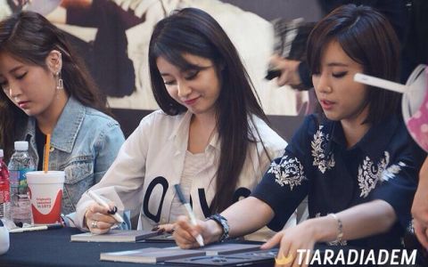 8118e's tweet photo. Eunjung Jiyeon http://t.co/lFtRTtN9Rb