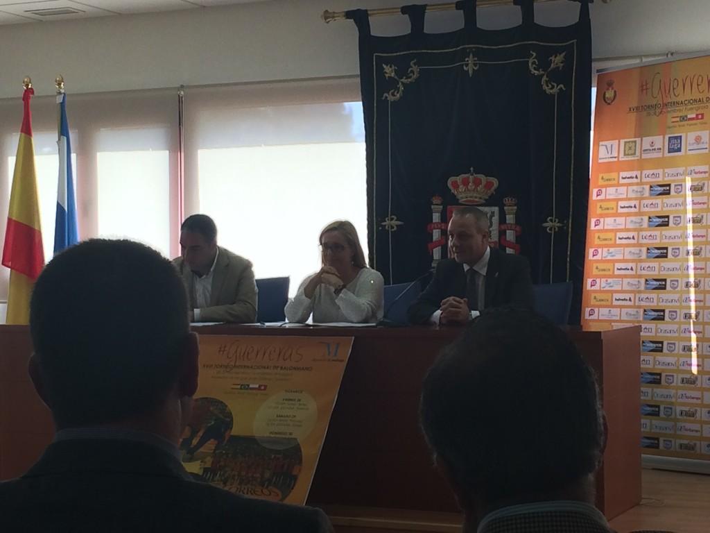 CdShandballcup's tweet photo. La organización dla @CdShandballcup  presente en el torneo internacional dlas #Guerreras ellas tb están en Fuengirola http://t.co/0qGygSNwKf