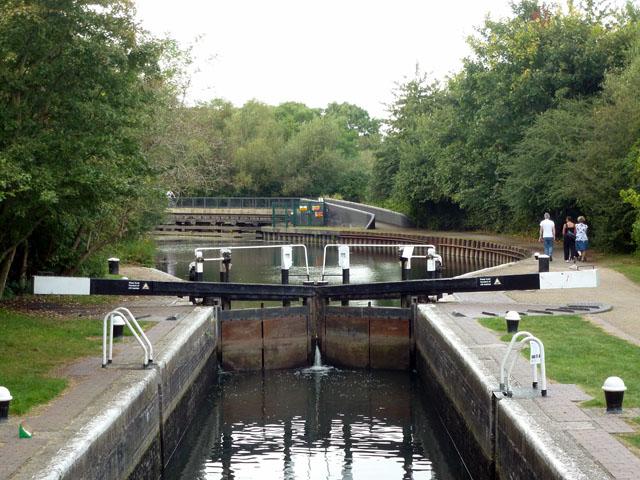 The Brent &amp; canal next pass Osterley Lock - no. 98. The lock cut leaves the Brent ahead. They rejoin below the lock.