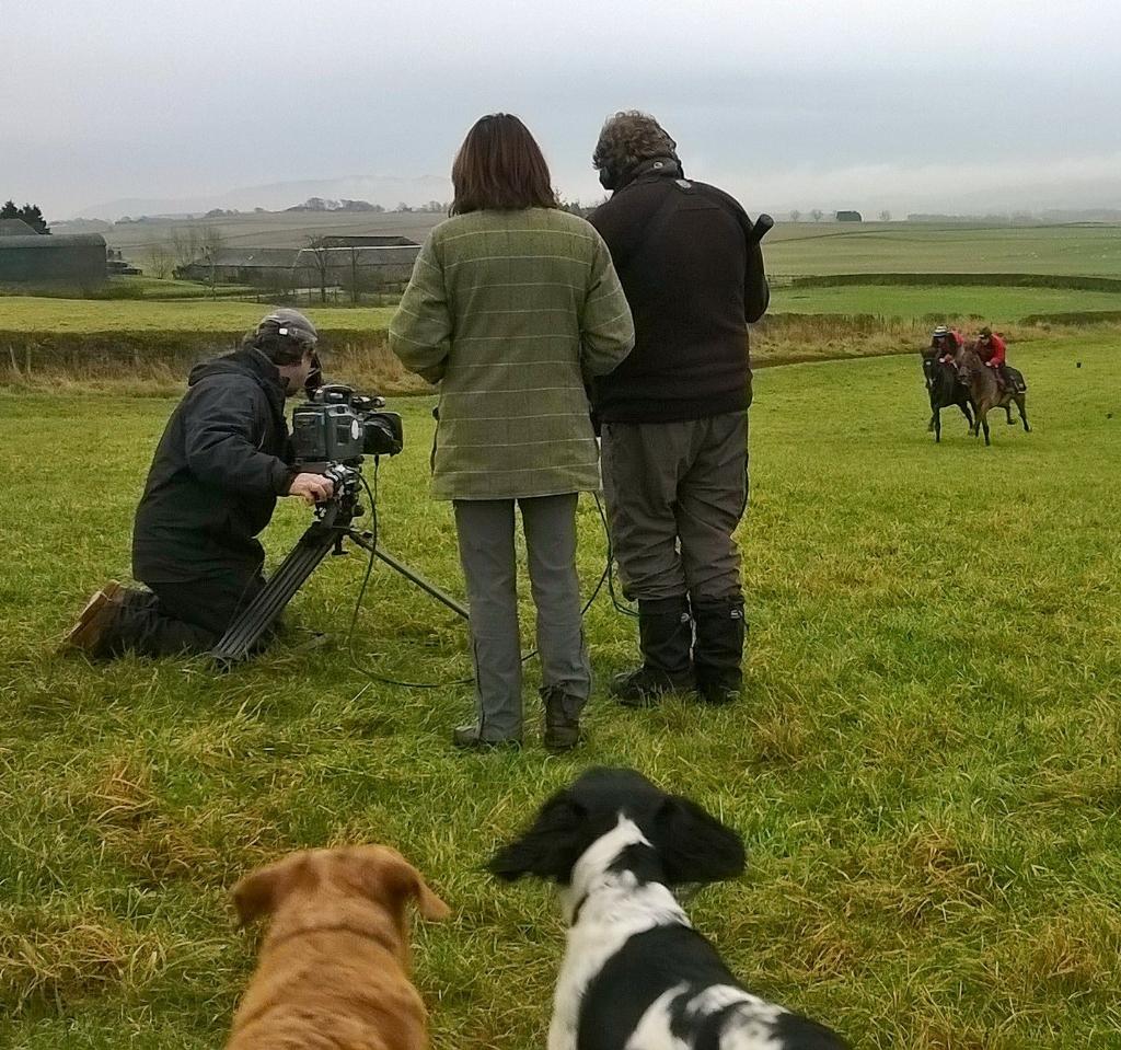 luceandscu's tweet photo. "@lucindavrussell: Filming for @Channel4Racing Dark Horse http://t.co/OwTSJ85zf6" me and pip watching @S4MMY1984