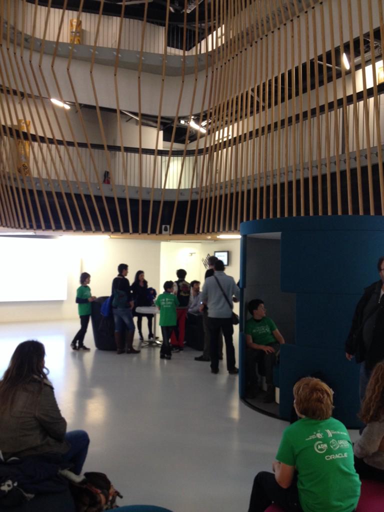 xavier_mathieu's tweet image. C&apos;est parti pour le #Devoxx4Kids au @HubCreatic ! #Lego #ScratchMIT #Programmation