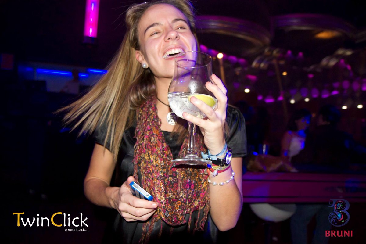 TwinClick tweet media