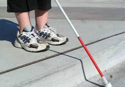 للمعلومية: العصا البيضاء تدل ان مستخدمها كفيف 
اما البيضاء والحمراء فتدل على انه اصم واعمى..!!