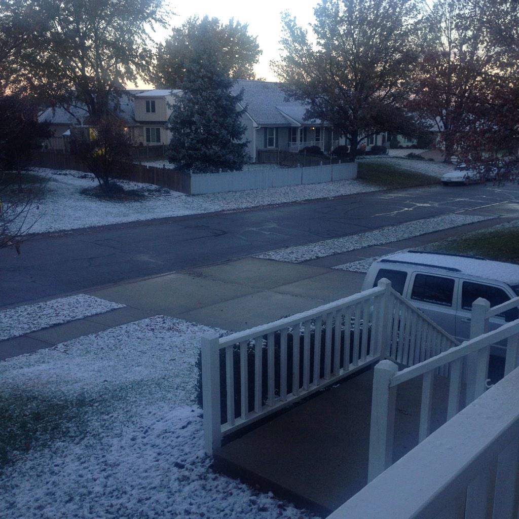 Angiemush's tweet photo. @KarliRitter -snow in Lee's Summit. http://t.co/eIGLr5BgVV
