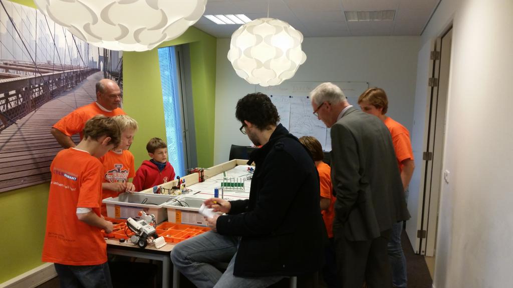 ArbeidsmarktNOB's tweet photo. Team #firstlegoleague in actie en meteen geïnterviewd door @DeMooiRooiKrant 
Ja, ook de burgemeester @pm_ms erbij! http://t.co/zhIauJt1Ey