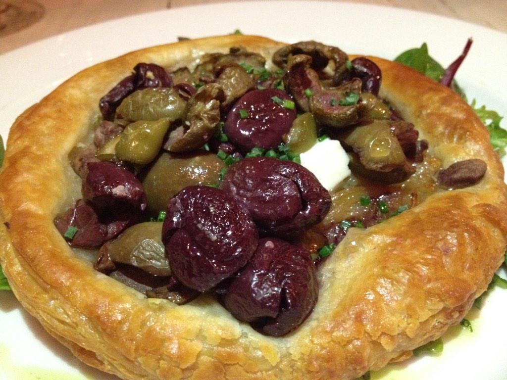 weEatweCook's tweet image. A delightful olive, mushroom, caramelised onions and goats cheese tart #SavoyCabbage #CapeTown #dinnerdate