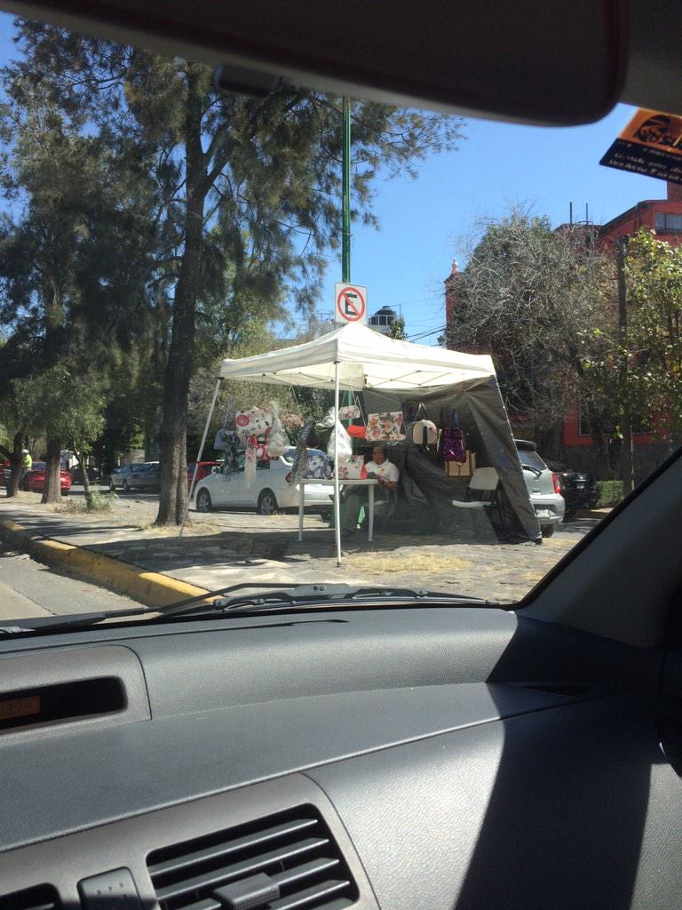 jva1717's tweet photo. @FomentoE_Nau @DavidSanchezG cuantos meses pasaran para que actúen? Vendedores frente Superama oradores http://t.co/EUmJmTzC51