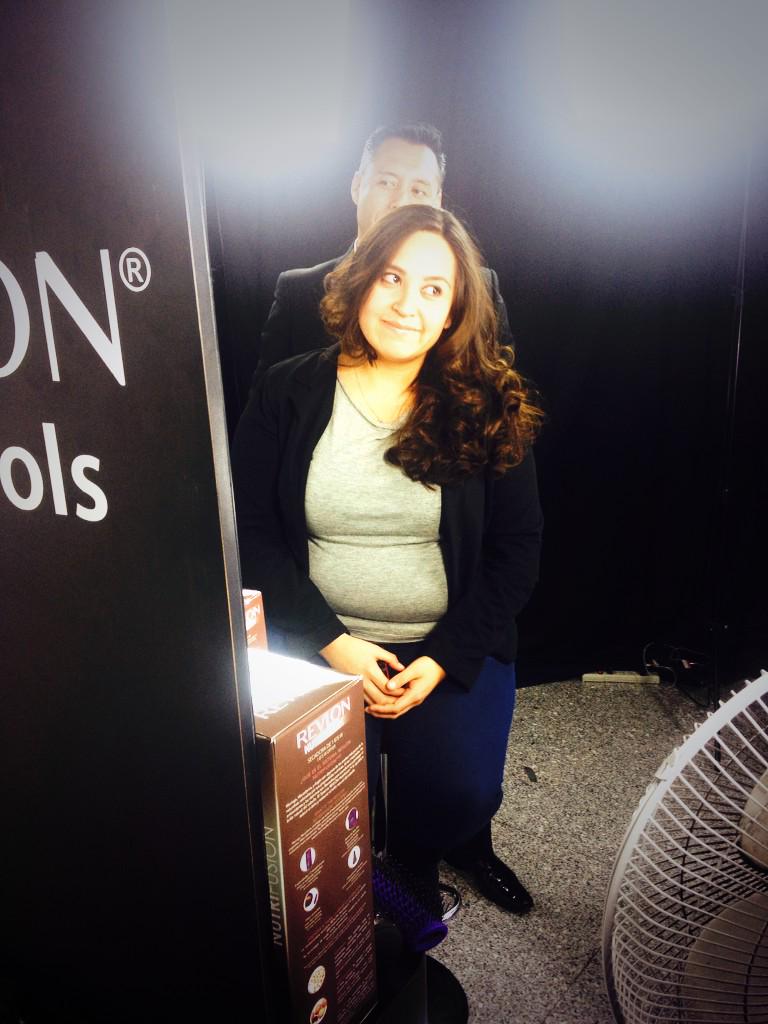 Soy_Actitud's tweet image. Tenemos a un súper experto de @RevlonHT_Mx enseñándonos cómo haré unos rizos increíbles con #NutriFusion