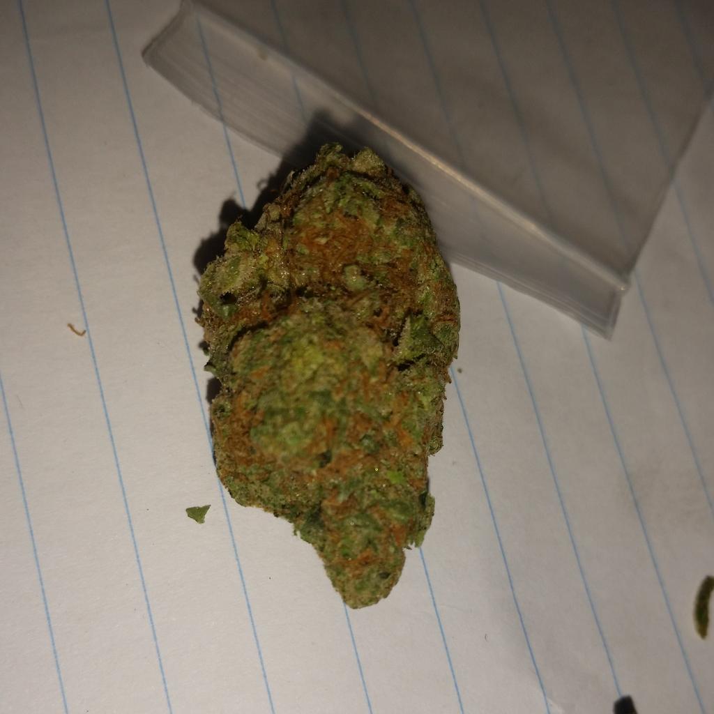 adrian_rodzx's tweet photo. Nugg of some sour diesel 👍🍁💨 http://t.co/nP7akd8fxl