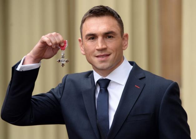 yorkshirepost's tweet photo. Video of #Leeds #Rhinos' Kevin #Sinfield getting MBE at Buckingham Palace - http://t.co/8rzCBDnHoJ http://t.co/7KB1qqHVED