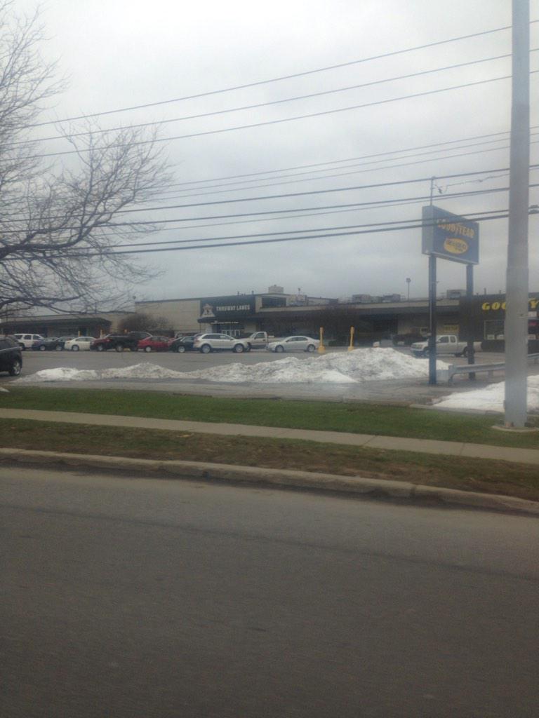 muller_troy's tweet photo. Apperntly the snow in buffalo is blown out of proportion http://t.co/1pMf8pJNPf