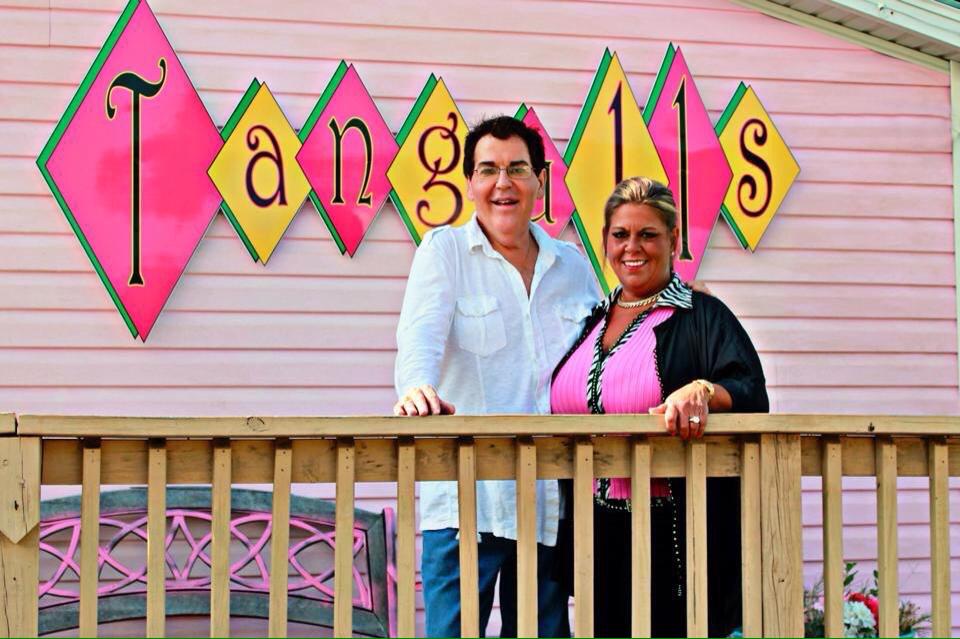 Tangulls_Salon's tweet photo. Like us at Myrtle manor Tangulls salon Facebook. We will be posting videos/pictures live from Hollywood XMAS  Parade http://t.co/BKN1TwrPO3