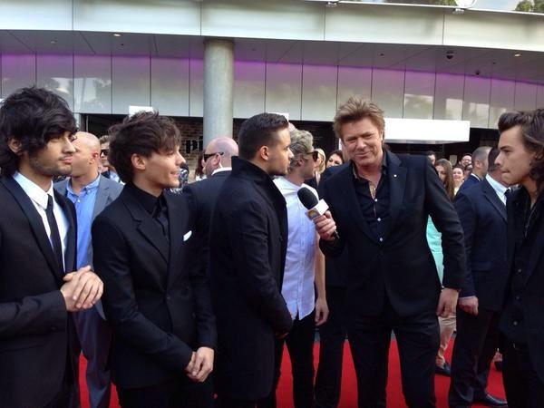 Merline____'s tweet photo. Harry il fait même plus semblant de regarder autre part. http://t.co/V4CccuQaCP