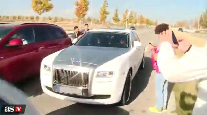 MailSport's tweet image. Cristiano Ronaldo arrives at Real Madrid training in a white Rolls Royce dailym.ai/1Fs6h9x