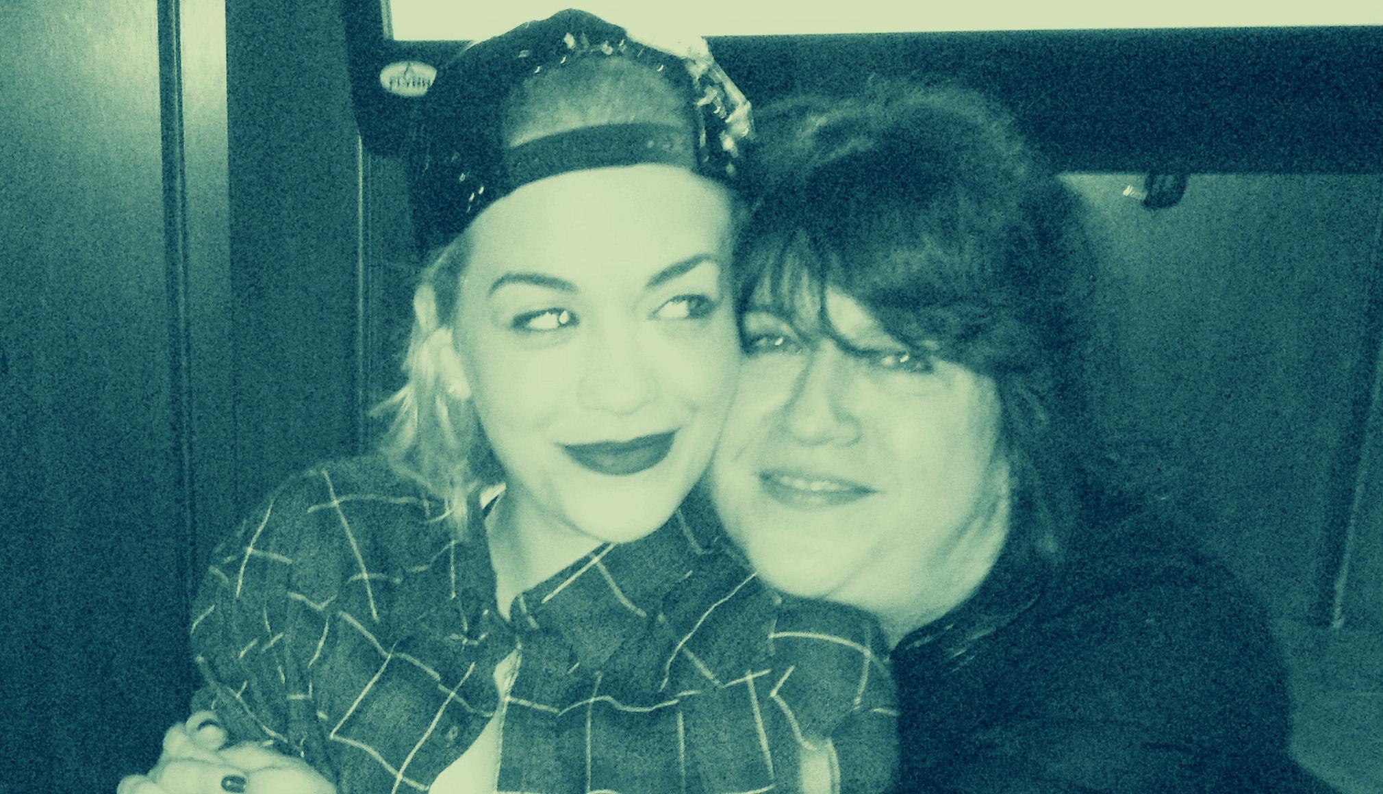 Foto de E.L. James y Rita Ora juntas-->  Happy Birthday - This was a great night... 