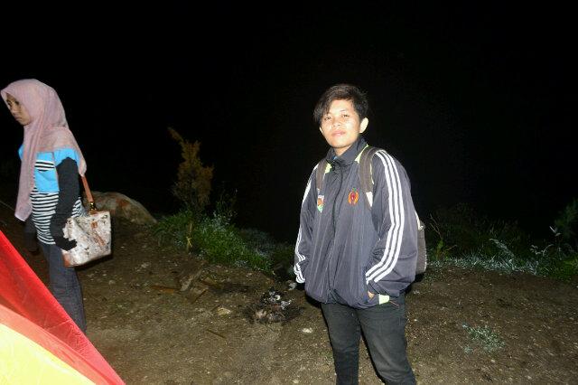 bch_vhee's tweet photo. Late post :D tengah malem abis bangun tenda di pinggir danau @sikunir :D http://t.co/rhaqH6QrI2