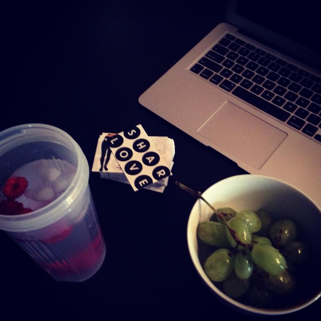 shar_love_'s tweet photo. Getting the day started healthy 👌 #healthyeating #fruits #work #lifestyle #leggings http://t.co/TqBf7t8kuz