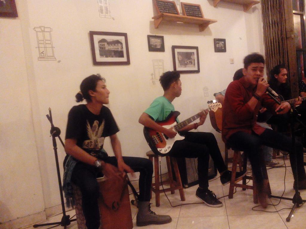pelesir_kopi's tweet photo. Cc: @Dediy_sick "@BardimanMusic: Ini nih penampakan mereka , kakak kakak dari colour inside ~ http://t.co/5zmuOfRryv